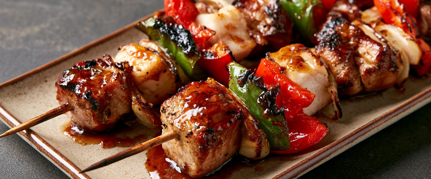 Schaschlik — luxe spiesjes met wit spek en schaschliksaus