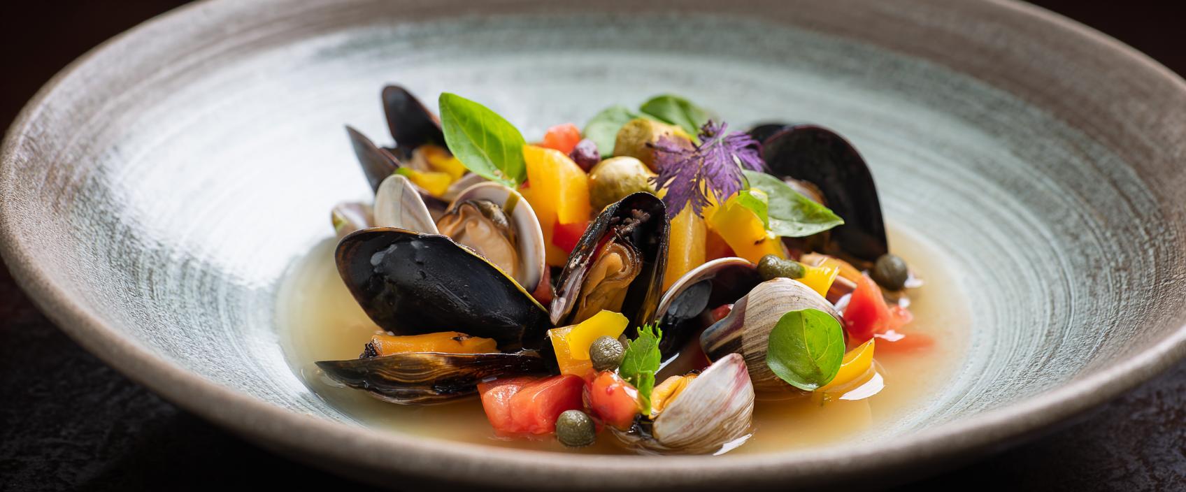 Schelpjes en escabeche — mosselen en kokkels met sushiazijn-escabeche en kappertjes