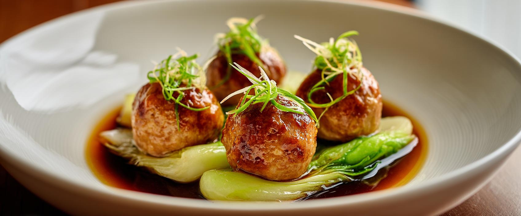 Shī Zì Tóu — Beijing leeuwenkoppen met Chinese kool en rode braadsaus