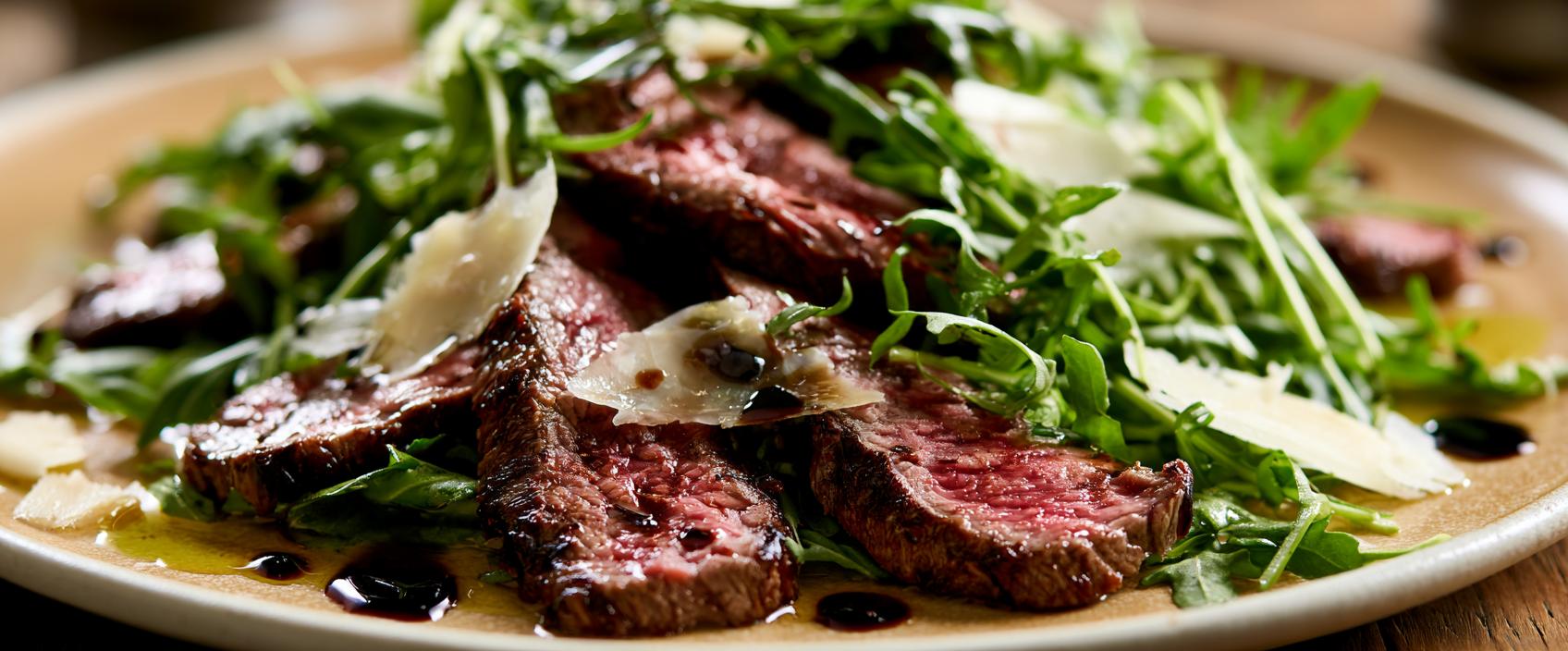 Tagliata van Entrecôte met Rucola, Oude Parmezaan en Balsamico