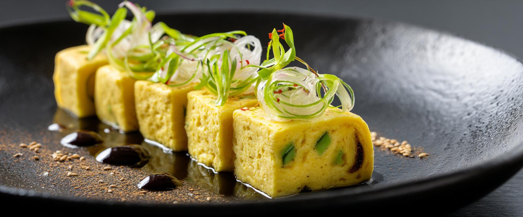 Tamagoyaki — gelaagde Japanse rolomelet met wasabi-soja en gemarineerde radijs