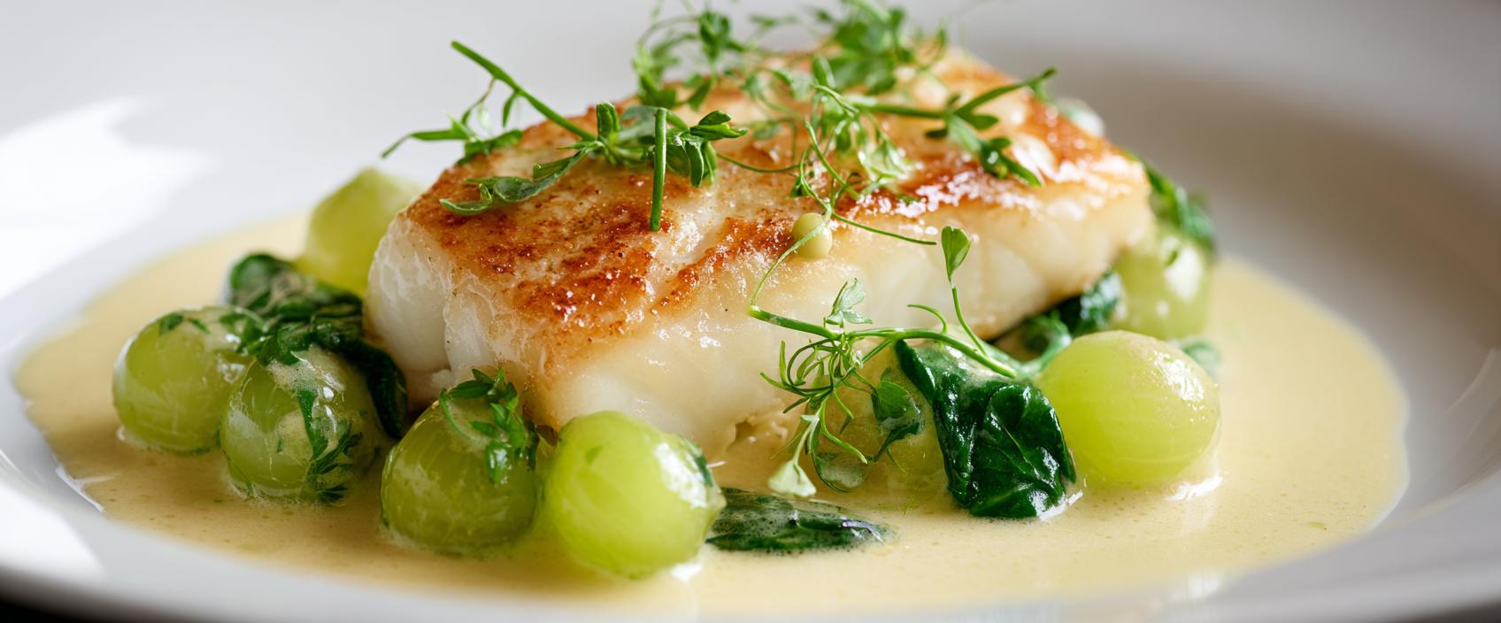 Tarbot met champagne-mosterdsaus, groene druiven en baby spinazie — Cheval Blanc-stijl