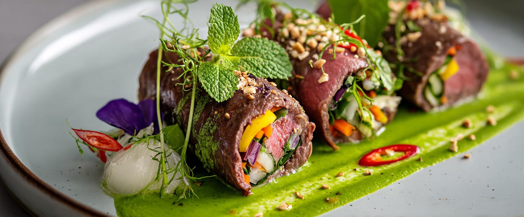 Thai Beef Rolletjes met groene currycrème, Thai vinaigrette en cashew