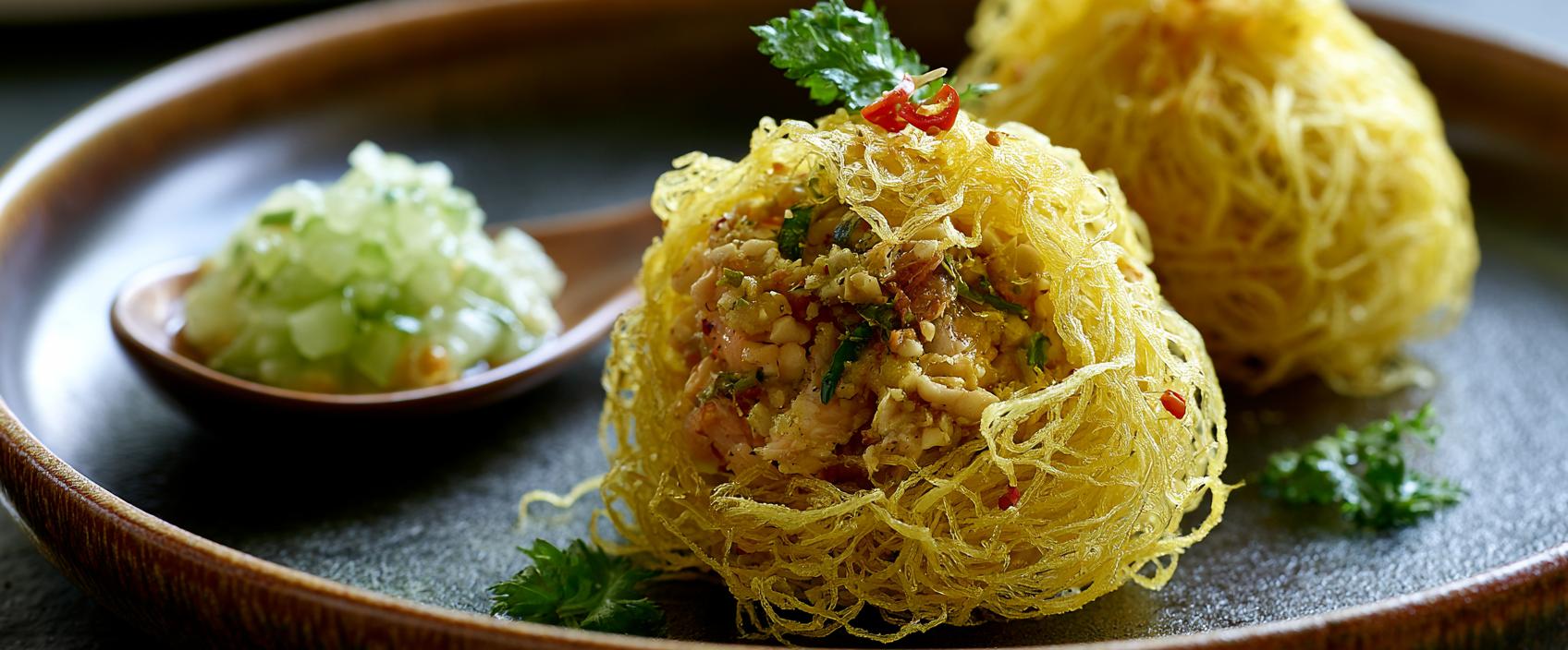 Thai Egg Nest — kanten eierdraadnestje met kip, garnaal, pinda en makrut limoen