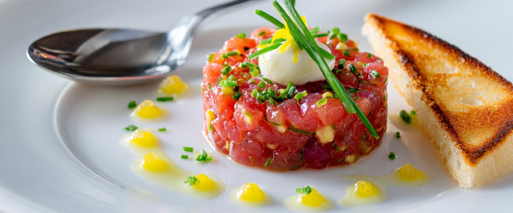Tomaat 'Steak Tartare' met Gerookte Eidooiercrème, Kappertjesblad en Toast