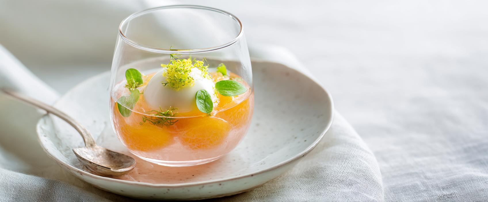 Tomatendashi met perzik, burrata en nori-zout in glaasje