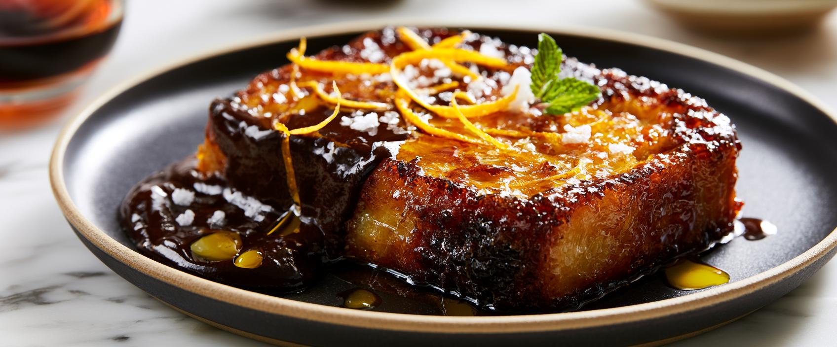 Torrija van pan de aceite met chocoladecrème, olijfolie en fleur de sel