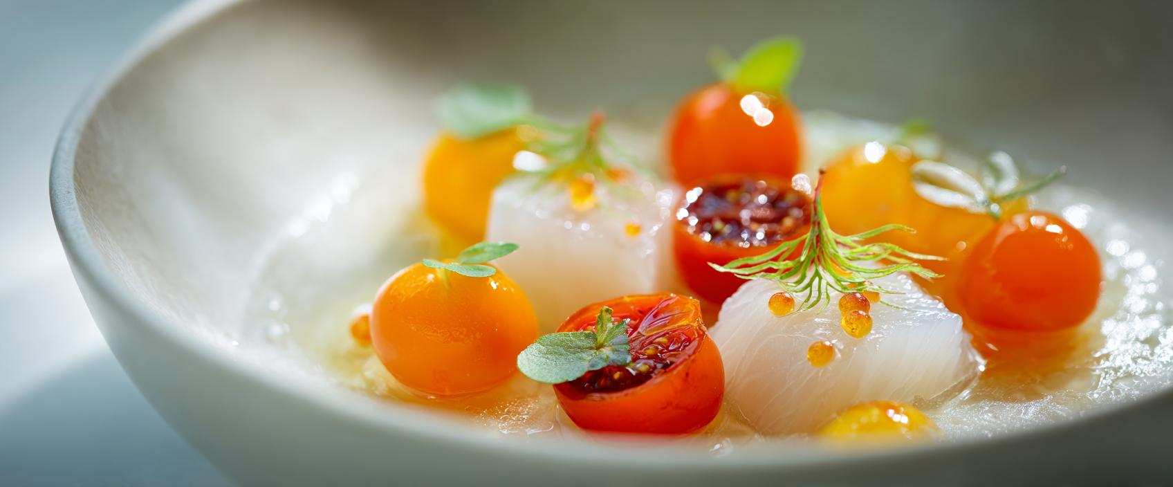 Zeebaars-Sashimi met Tomaat in Vijf Texturen en Tomaten-Dashi — SingleThread-Stijl