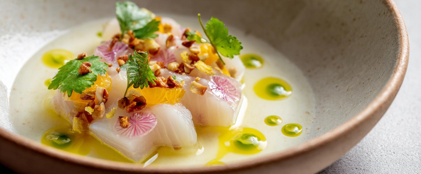 Zeebaars tiradito met mango-leche de tigre, ají amarillo en zoete aardappelcrème — Maido-stijl
